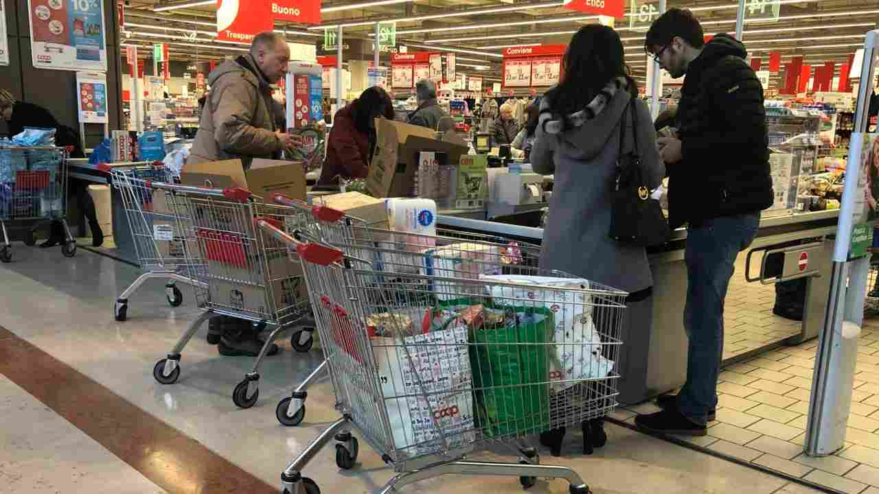 Disastro Coop: “Li ho buttati” | Cliente compra i gelati ma finiscono nel cestino