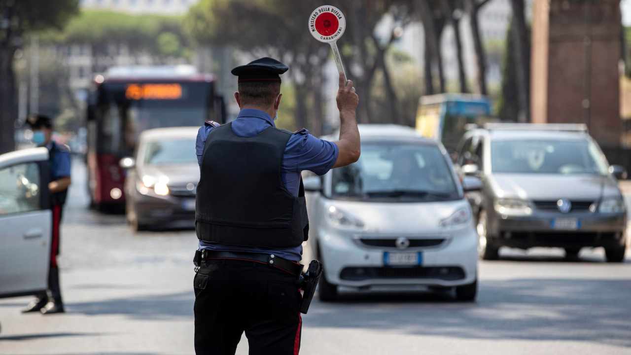 Auto, toccalo mentre guidi e ti sospendono la patente: la norma è chiarissima | Meglio prevenire