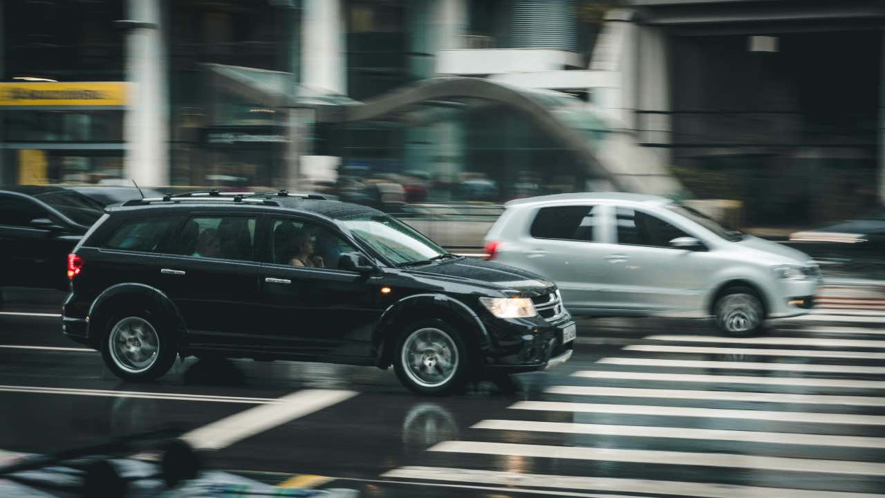 Assicurazione auto, in questa città siciliana tutti costretti a sborsare 63 euro a prescindere dal modello: nessuno è salvo purtroppo