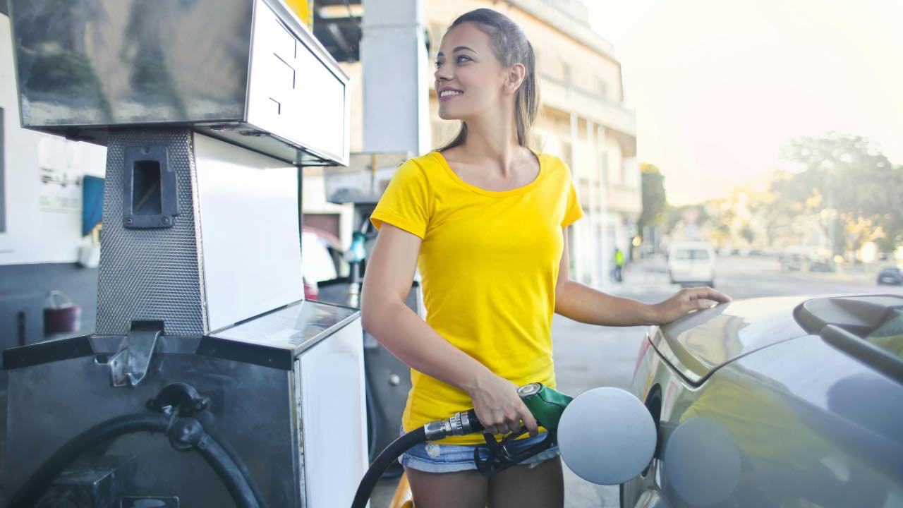 Benzina, qui la paghi 4 soldi: questo distributore è il più economico ma tutti lo ignorano | Metti da parte un bel gruzzoletto così