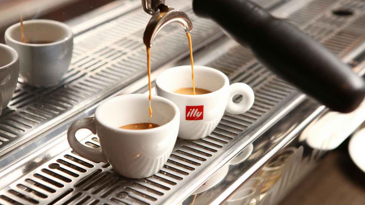 Caffè, bevilo a quest’ora del mattino e metti kg come se piovesse: se mangi bene e ingrassi non lamentarti poi