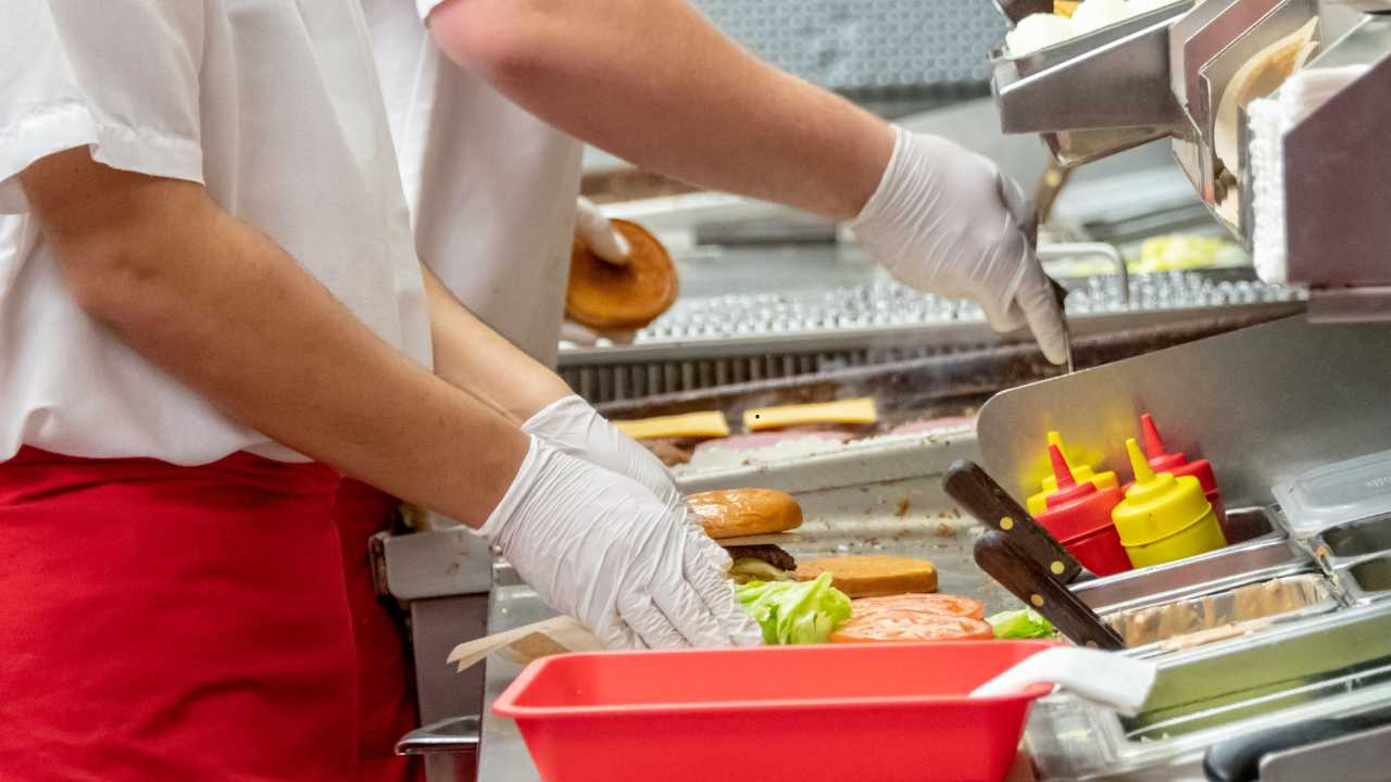 Epidemia di escherichia coli per colpa del famoso fast food: l’allarme è gravissimo ma tutti continuano ad andarci | Come proteggerti