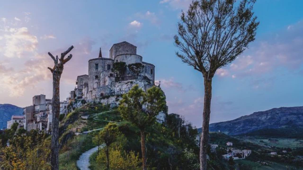 Sembra l’Islanda ma è la Sicilia: questo luogo incontaminato è a un passo da Palermo | Lo visiti con 4 soldi in tasca