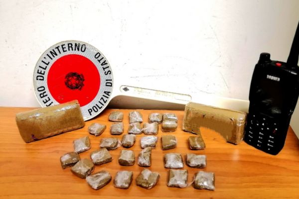 Nasconde la droga nel frigo e nel congelatore, un arresto a Brancaccio