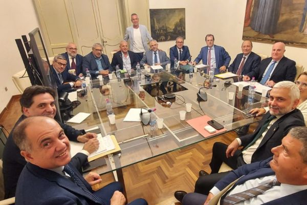 Regione, vertice di maggioranza a Palazzo d’Orleans: dalle ex Province al caro voli