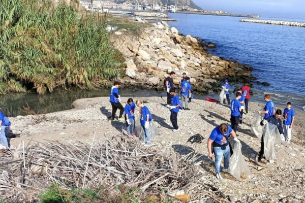 Rimossi quintali di plastiche e rifiuti dalla foce dei fiumi siciliani