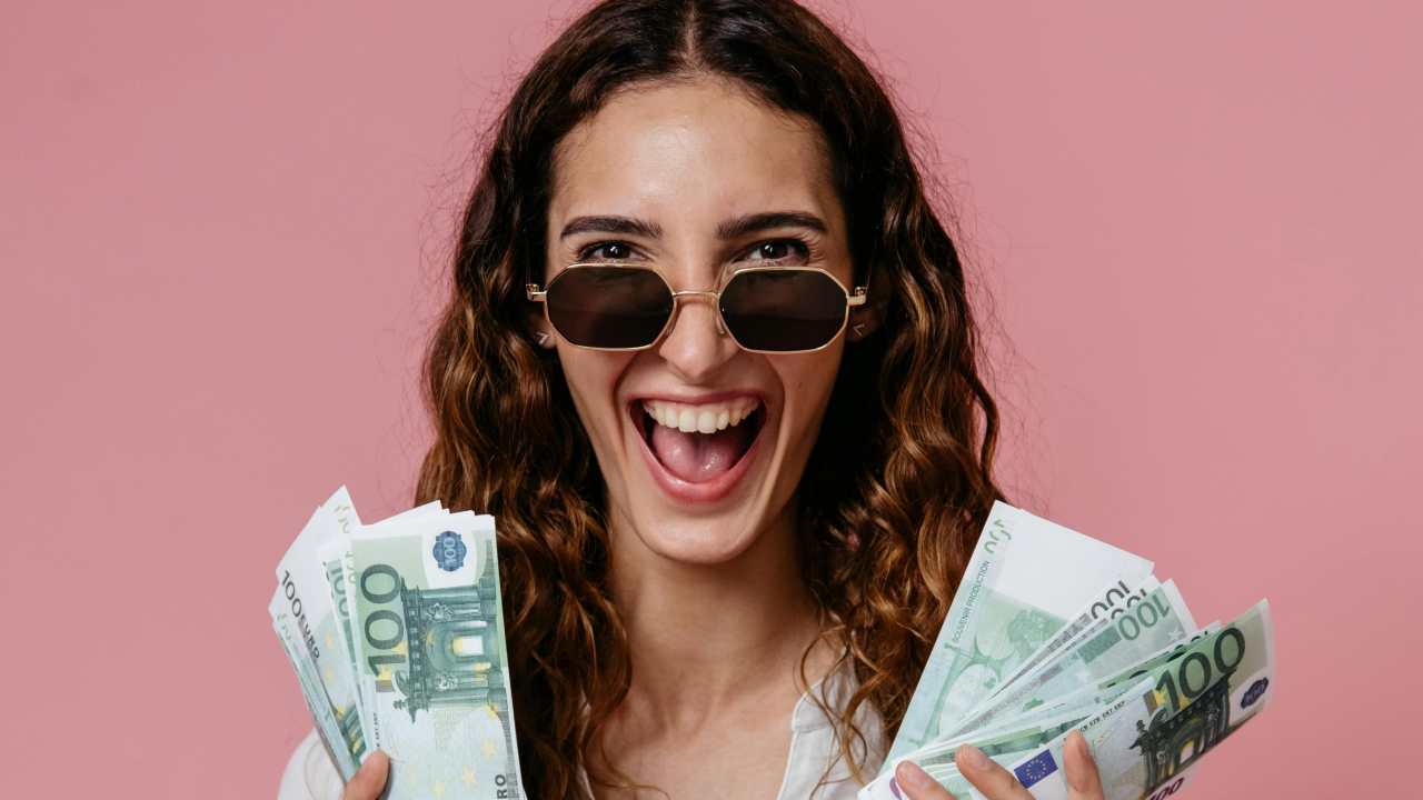 1000 euro sul conto corrente di chi è nato in questo anno e ha questo titolo di studi: Giorgia Meloni ha optato per questo regalo quest’anno