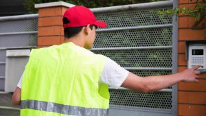 Attento al postino, entra e ti porta via tutto