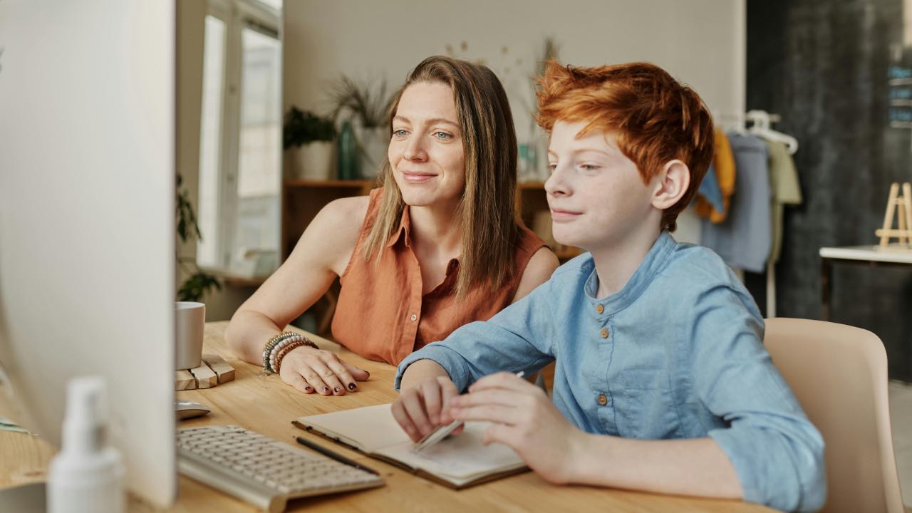 Assegno di mantenimento, cambia tutto: lo versa anche chi non ha figli minorenni a carico | Non c’è modo di non pagare