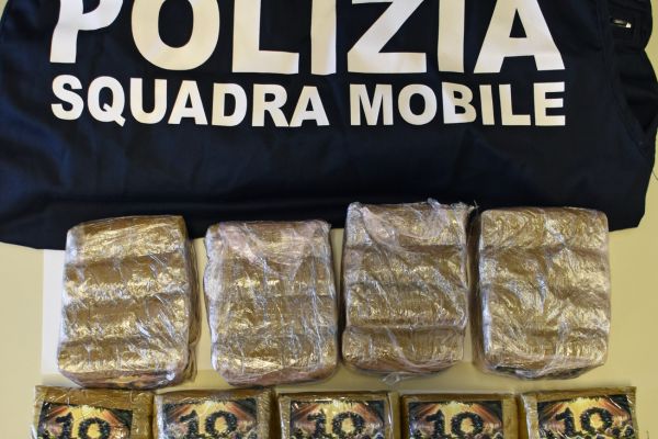 Arrestata una coppia di spacciatori: sequestrati due chili di stupefacenti