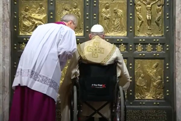 Papa Francesco apre la Porta Santa:inizia il Giubileo 2025dedicato alla speranza