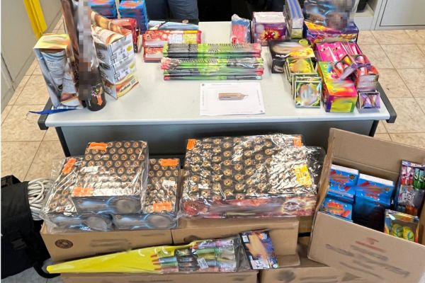 Pregiudicato pubblicizza sui social la vendita illegale di fuochi d’artificio