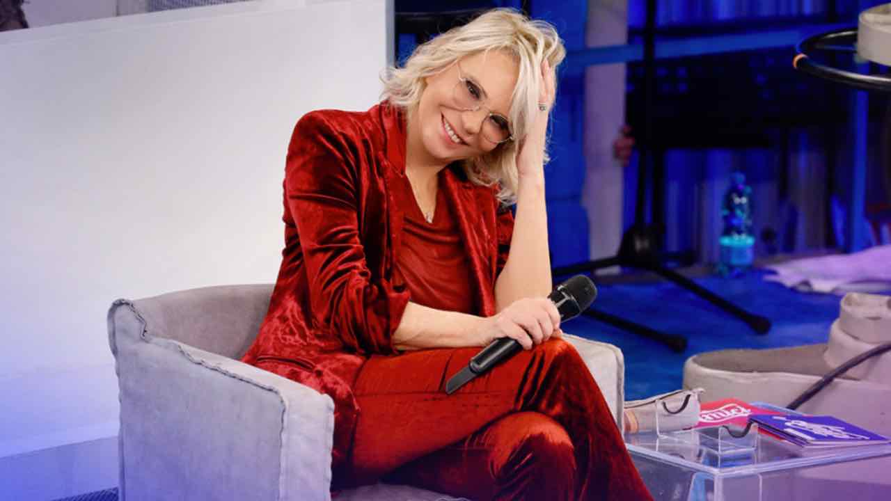 Amici, la ballerina in dolce attesa: l’annuncio in diretta è un colpo al cuore | Maria De Filippi senza parole