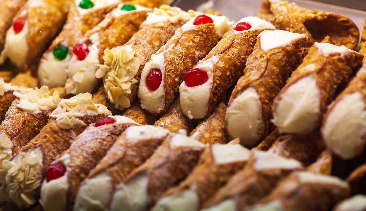 Sicilia, i cannoli più buoni li mangi solo qui: sono “grandi come una mano” e farciti al momento | Una vera goduria per il palato