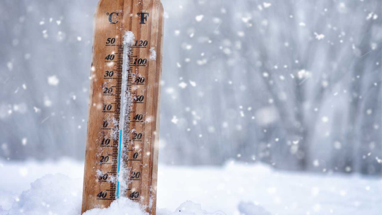 -3 gradi e gli svedesi sorridono in t-shirt: non è abitudine, è che usano questo trucco: con 3 euro si riscaldano e si godono l’inverno