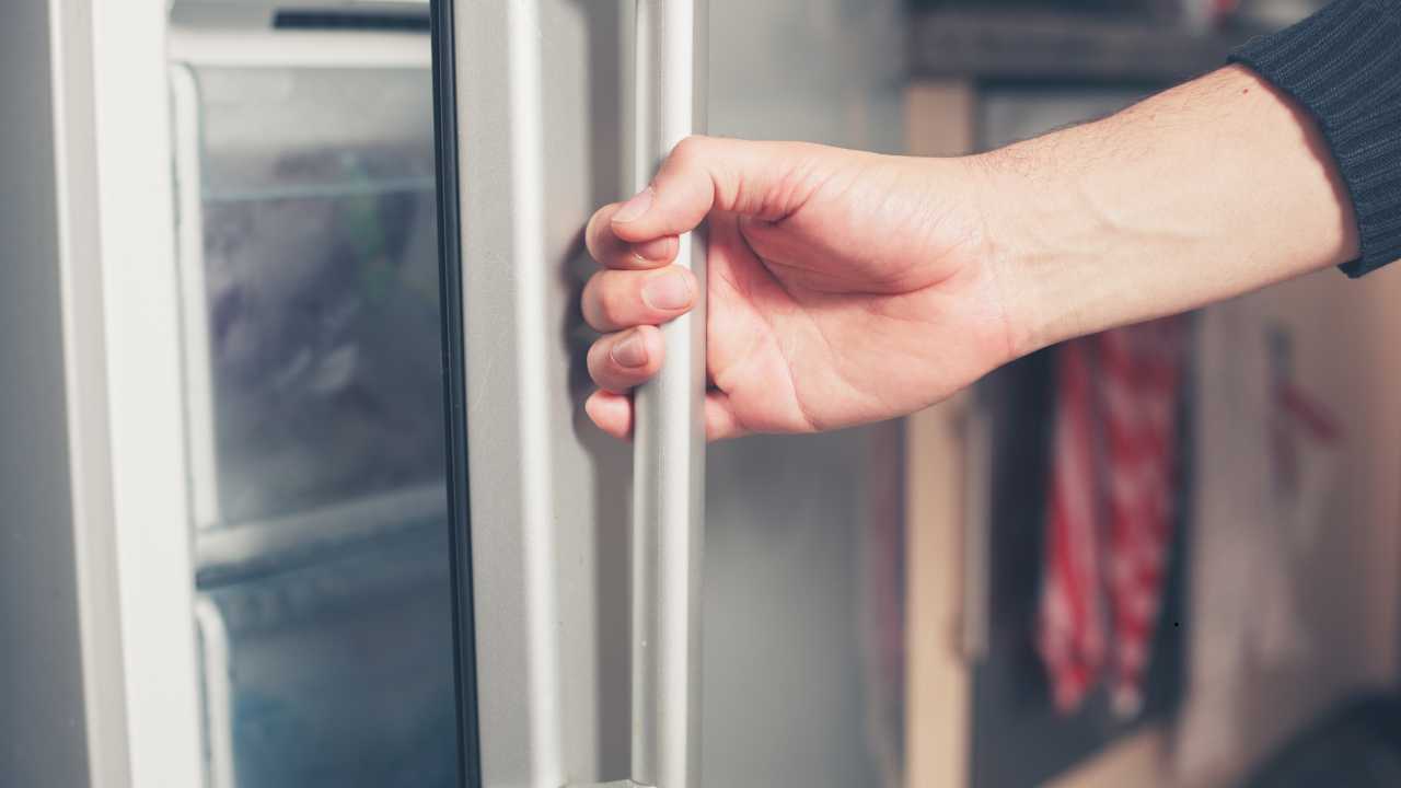 FREEZER, l’ho spostato di un millimetro e la bolletta è scesa di 119 euro | Mai stato così facile risparmiare