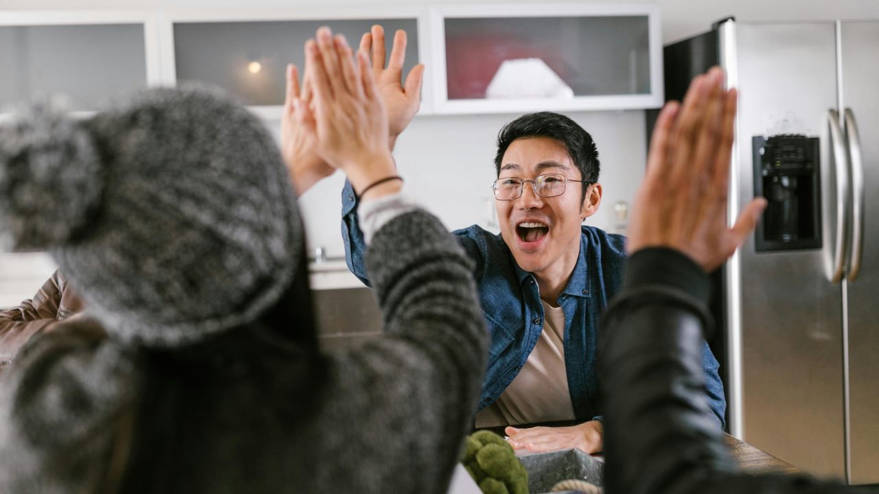 LAVORO, 15% in più sullo stipendio per tutti coloro che lavorano qui: la Meloni ha deciso di fare il suo regalo di inizio anno