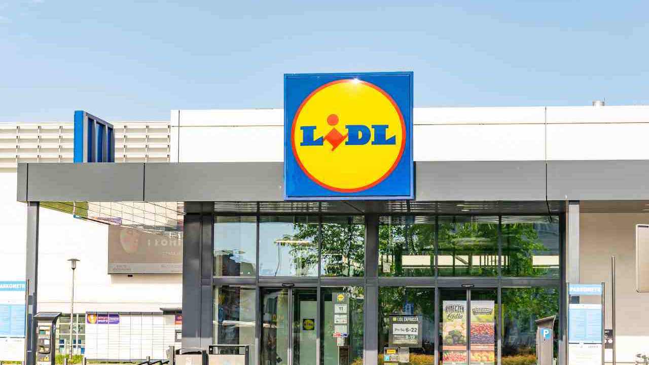 LIDL si supera alla grandissima, con 2,50 euro ti ritrovi con labbra da favola: il prodotto più amato a prezzi stracciatissimi