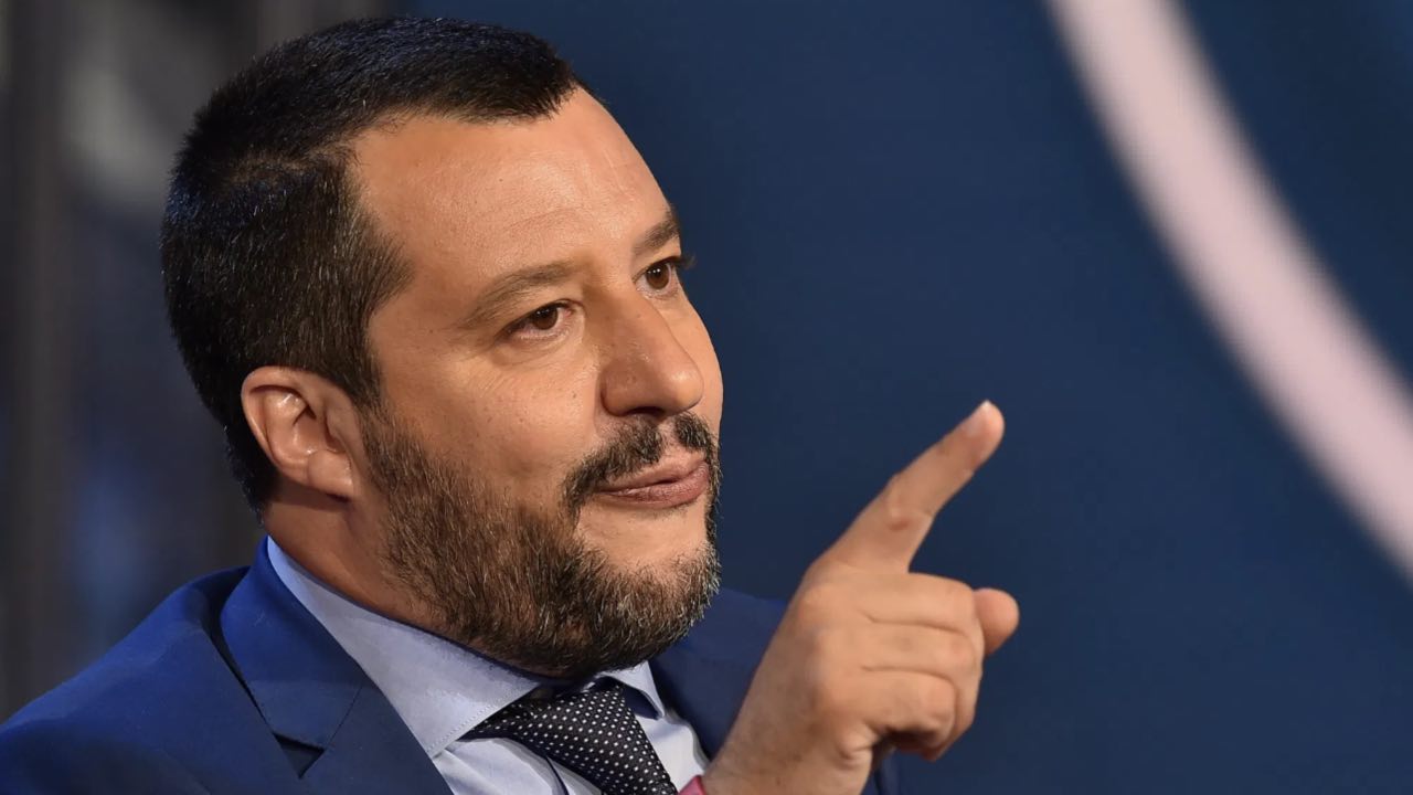 “Hai mangiato un cioccolatino? Ti ritiro la patente”, da oggi neanche la cioccolata è concessa alla guida | Salvini ha deciso ormai