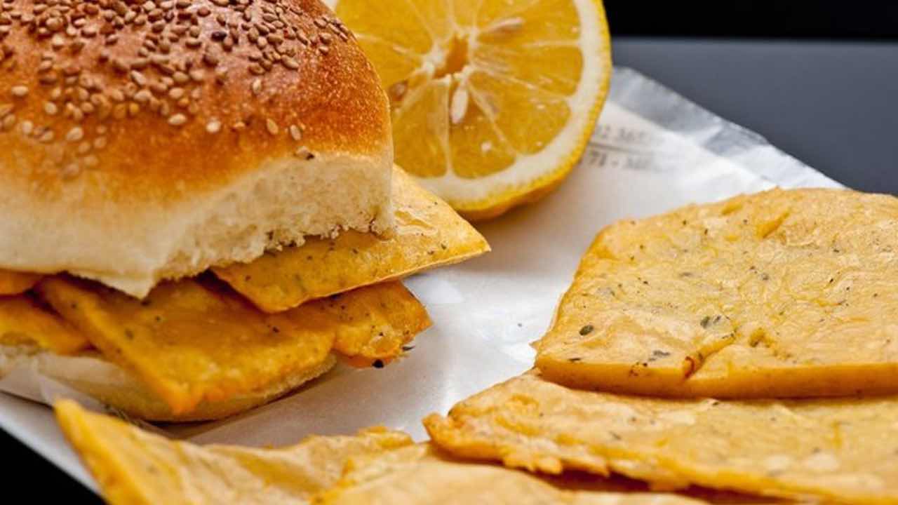 Panelle, arrivi a Palermo e passi per questa stradina e lì nasce la magia: trovi le migliori della Sicilia e le paghi pochi spiccioli