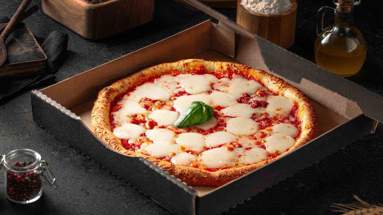 LIDL si trasforma in una pizzeria: qui mangi la margherita migliore di Italia con 2,29 | Dove la trovi un’offerta simile