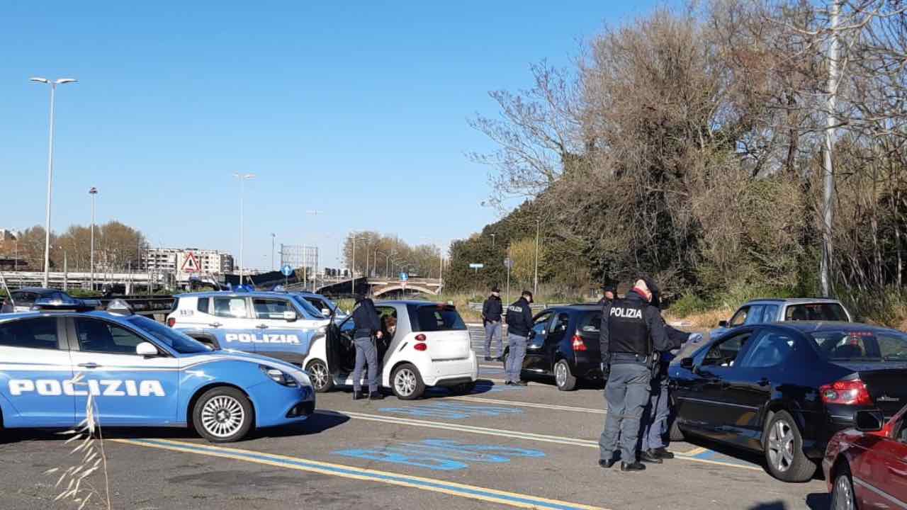 “Favorisca patente e nucleo familiare”: al posto di blocco lo chiedono a tutti ormai | Se non sei sposato sono guai seri