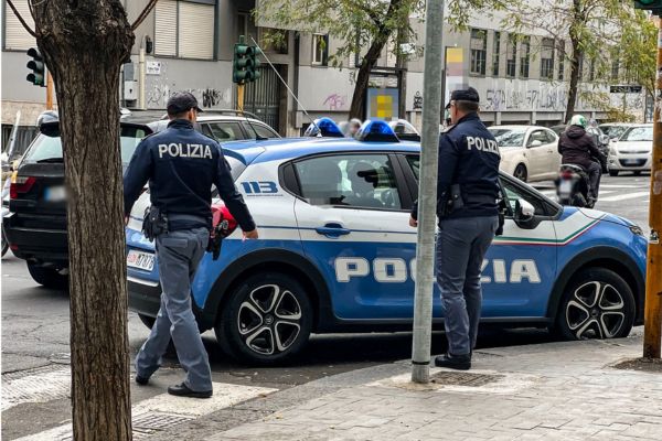 Perseguita la compagana, la picchia e le sbatte la testa con tro il muro