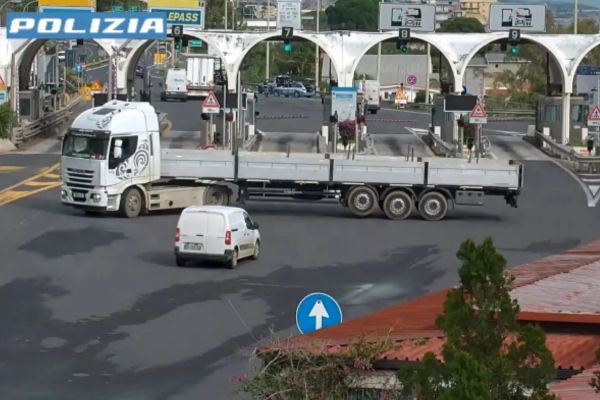 Inverte il senso di marcia in autostrada per fuggire