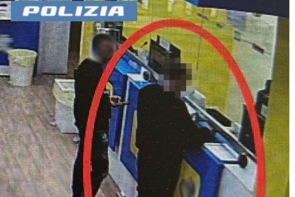 Rubano un bancomat e lo usano per fare scommesse e comprare sigarette