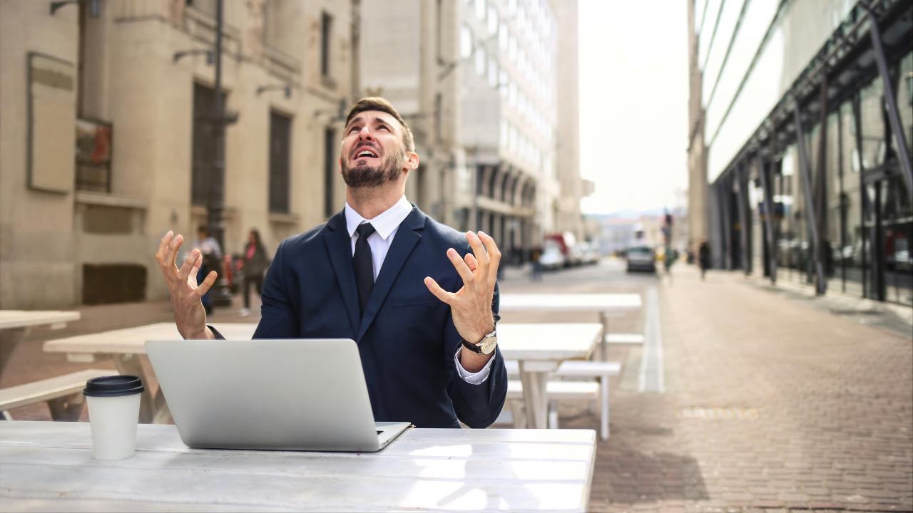 “O mi dai 5000 euro o ti prendo lo stipendio”, se lavori in questo settore sta arrivando anche da te: migliaia di italiani senza una lira per colpa sua