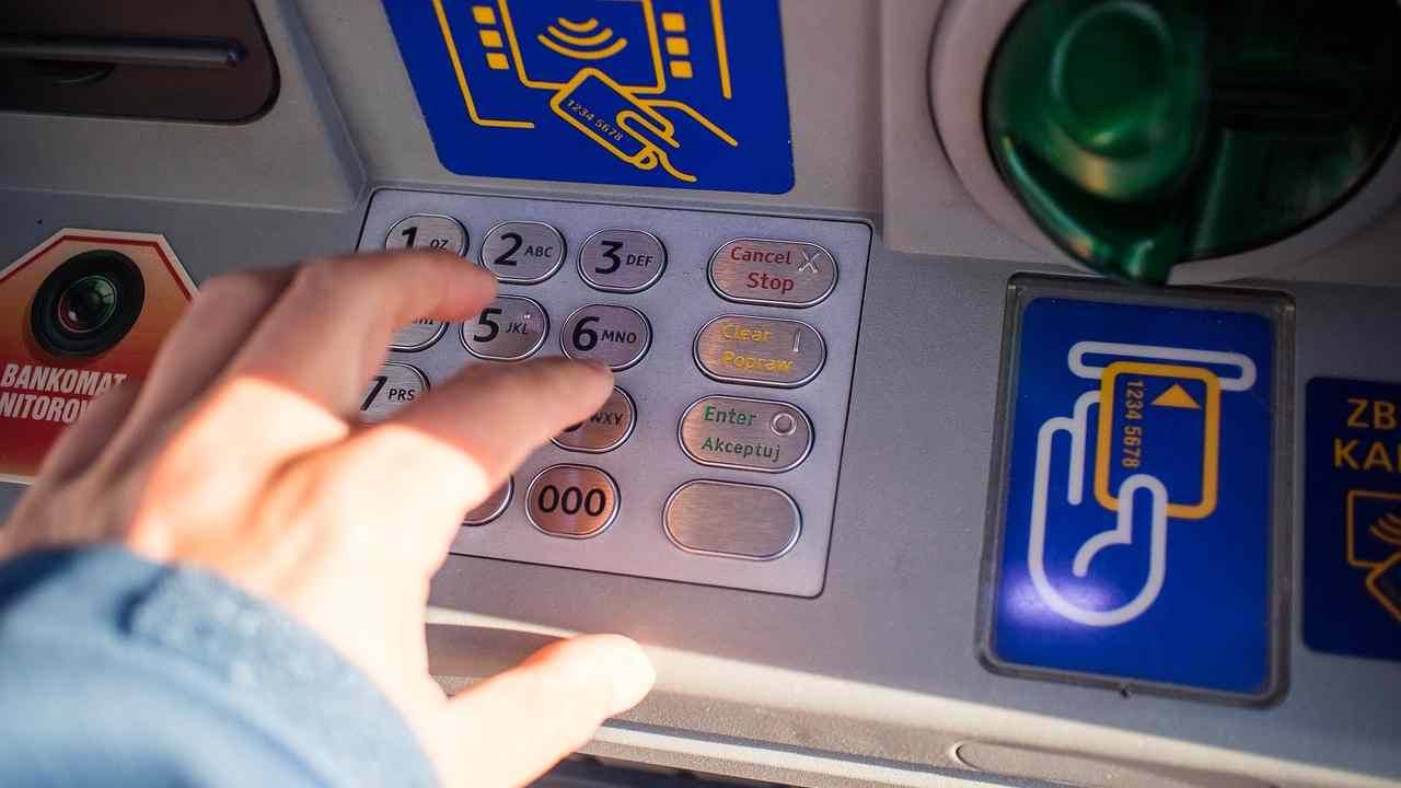 BANCOMAT, premi questo tasto e il tuo conto si svuota: ti portano via fino all’ultimo centesimo | In molti non lo sanno e lo fanno