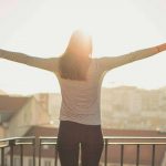 Donna felice sul balcone di casa