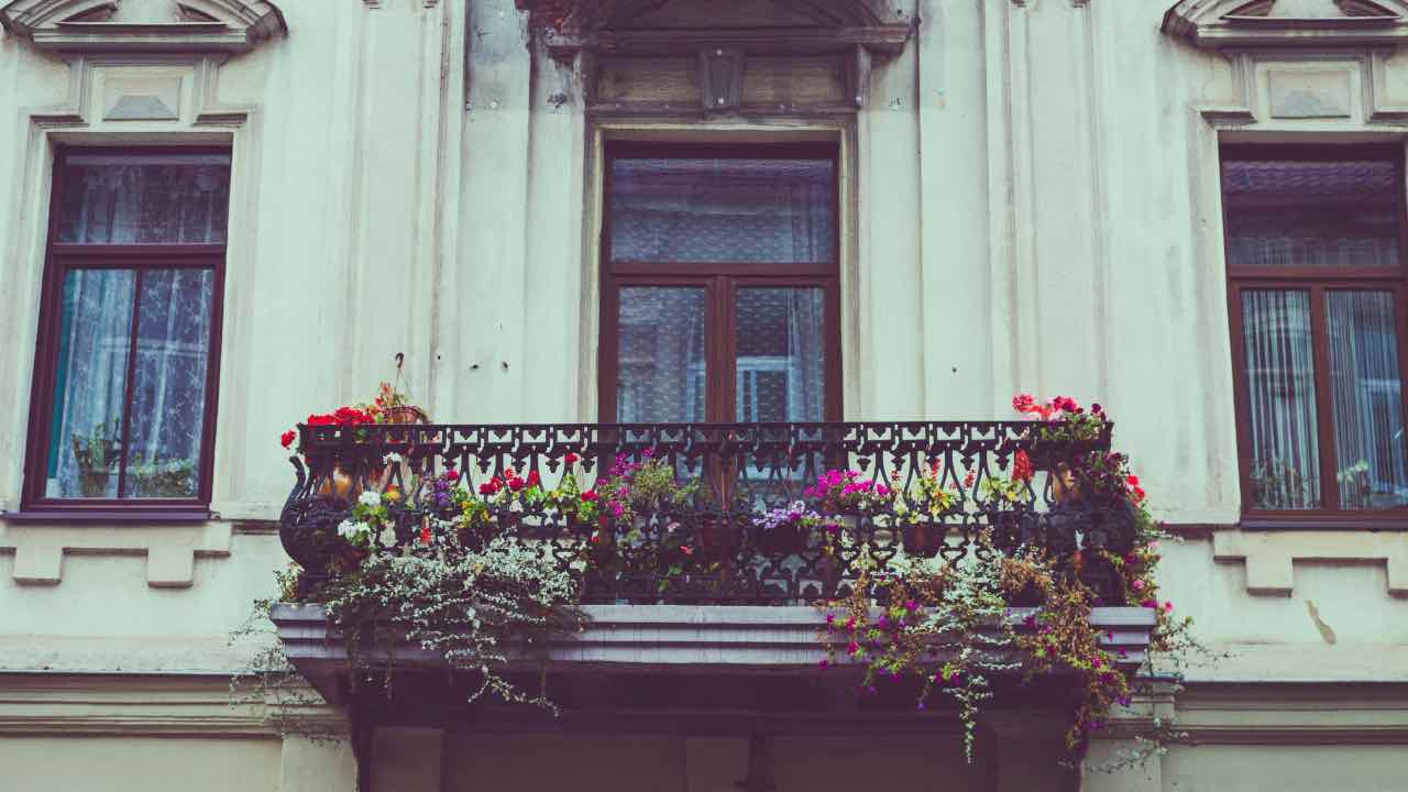 “Ho un balcone abusivo”: che problema c’è, sei ‘perdonato’ | Adesso va proprio così: addio sanzioni altissime per gli abusi edilizi