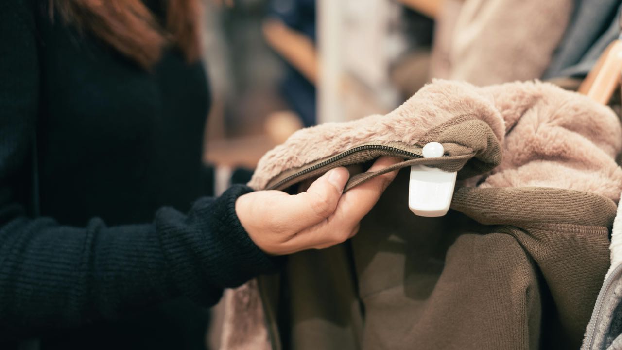 “Mi piace questo cappotto” e allora tieni 45mila euro e compralo | Arrivato il BONUS MODA: milioni di italiani lo hanno già richiesto