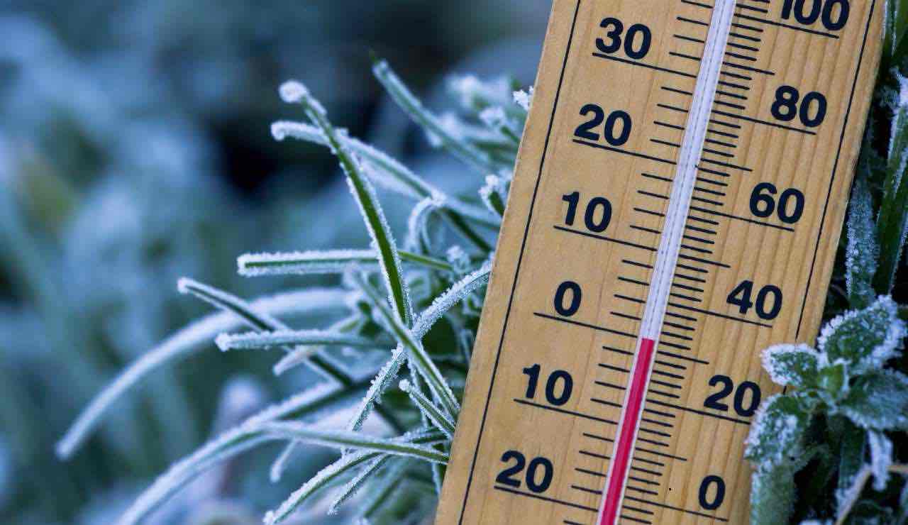 Gli scandinavi con 0 gradi sono tutti con una t-shirt striminzita: non sono abituati al freddo, si riscaldano così | I termosifoni non sanno manco cosa sono