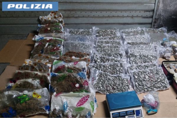 Maxi sequestro di armi e droga nel quartiere Picanello a Catania