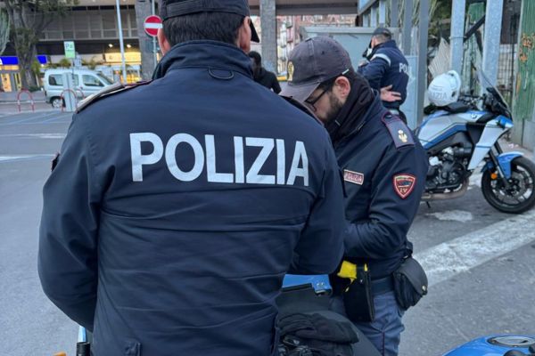 Uso del cellulare alla guida, nuova stretta della polizia