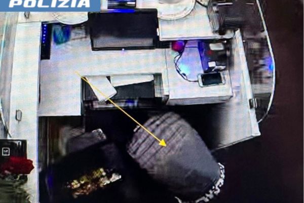 Ruba la cassa di un bar con all’interno 19mnila euro