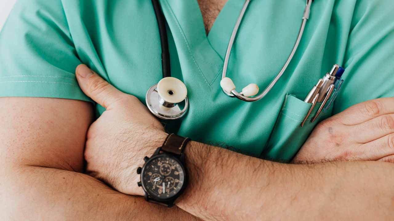 Medico di base a PAGAMENTO, da oggi non è più gratuito: costa 50 euro | Se stai male o li cacci o sei spacciato