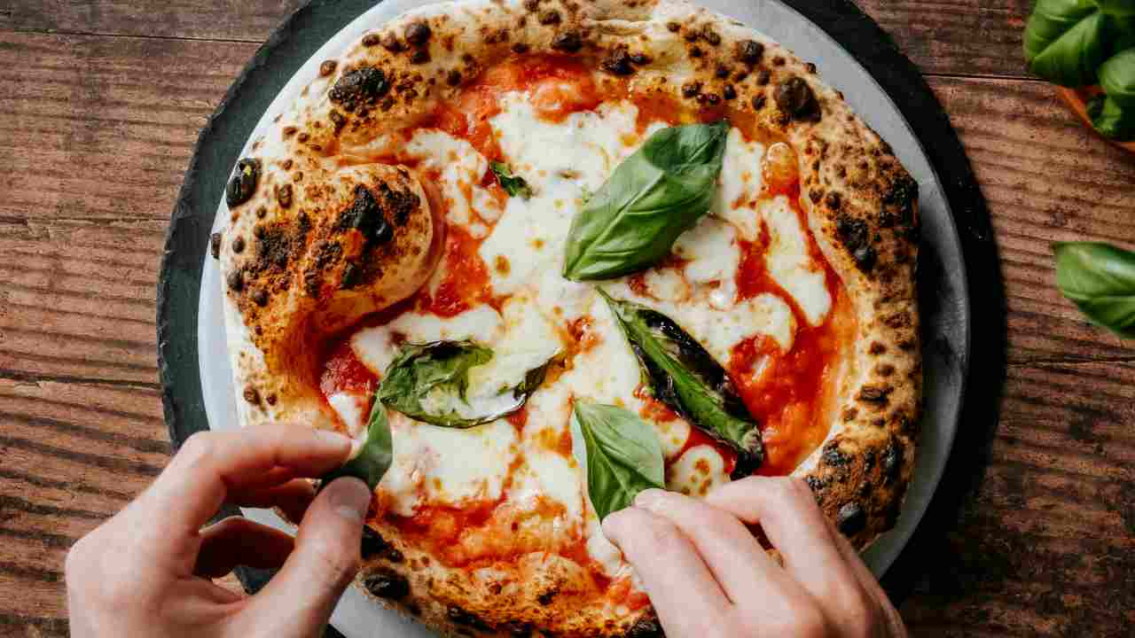 LIDL mette in crisi le pizzerie, con 3,99 mangi una Regina Margherita che neanche a Napoli fanno | Così spazza via la concorrenza