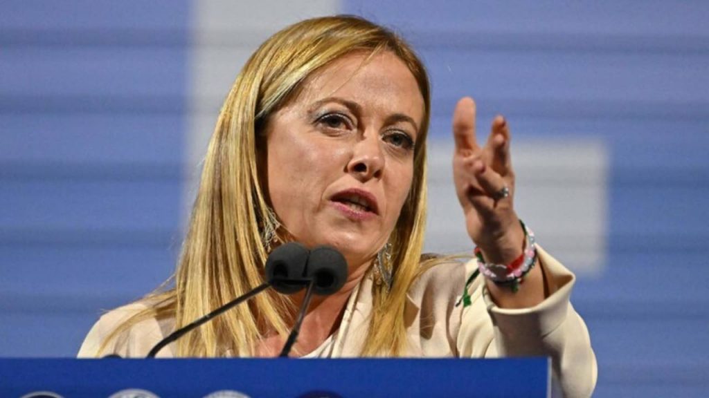 Dovete lavorare fino a rompervi la colonna vertebrale | ADDIO PENSIONE: sale ufficialmente la quota