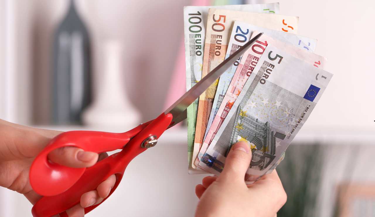 Stipendi tagliati - fonte_Canva - Sicilianews24.it