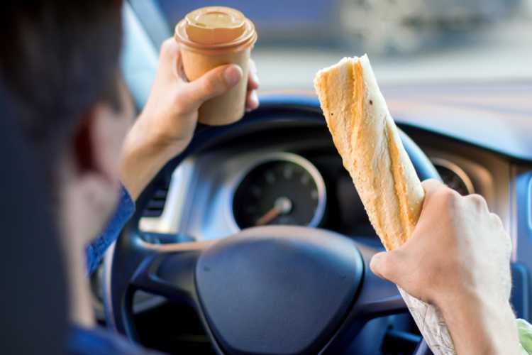 Mangiare in macchina - fonte_Canva - Sicilianews24.it