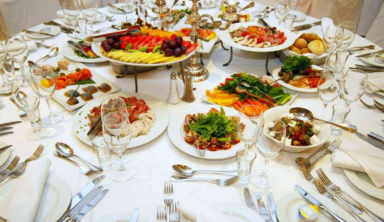 Tavola imbandita - fonte_Canva - Sicilianews24.it